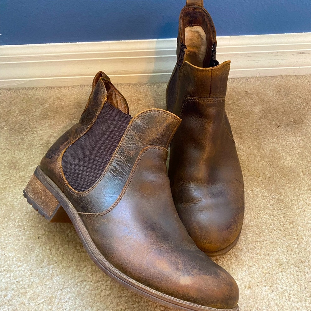 UGG Chelsea Boots - Sherpa Lined